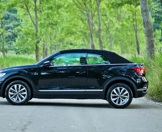 Volkswagen T-Roc Cabrio 2025 automobilio nuoma Juodkalnijoje, savybės ✓ Benzinas degalai ir 150 arklio galios ➤ Nuo 55 EUR per dieną.
