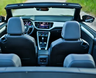 Volkswagen T-Roc Cabrio salono nuoma Juodkalnijoje. Puikus 4 sėdimų vietų automobilis su Automatinis pavarų dėže.