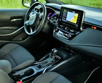 Toyota Corolla 2024 tilgjengelig for leie i Becici, med ubegrenset kilometergrense.