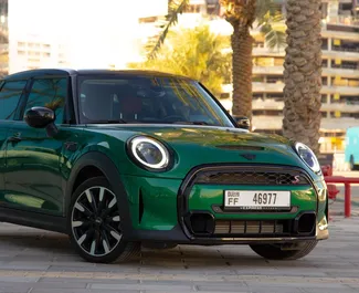 Framvy av en hyrbil Mini Cooper S i Dubai, Förenade Arabemiraten ✓ Bil #15997. ✓ Växellåda Automatisk TM ✓ 0 recensioner.
