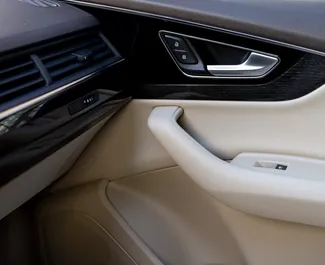 Interiér Audi Q7 na prenájom v v Gruzínsku. Skvelé auto so sedadlami pre 7 osôb s prevodovkou Automatické.