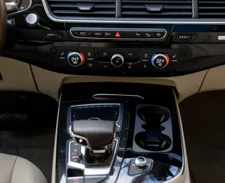 Audi Q7 2018 dostupné na prenájom v v Batumi, s limitom kilometrov neobmedzené.