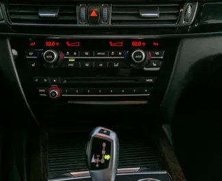 BMW X5 location. Premium, Crossover Voiture à louer en Géorgie ✓ Dépôt de 500 GEL ✓ RC, SCDW options d'assurance.