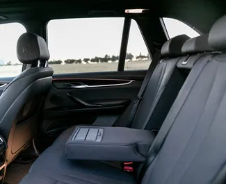 Intérieur de BMW X5 à louer en Géorgie. Une excellente voiture de 5 places avec une transmission Automatique.