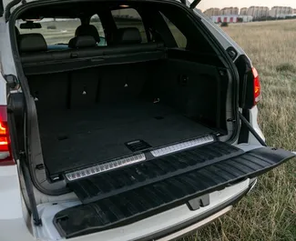 BMW X5 2017 avec Voiture à traction intégrale système, disponible à Batumi.
