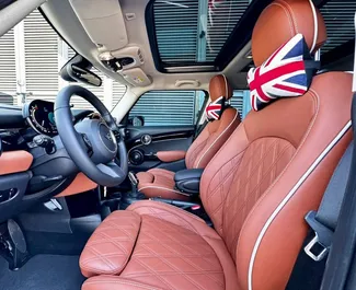 Mini Cooper S 2025 tillgänglig för uthyrning i Dubai, med en körsträckegräns på 250 km/dag.