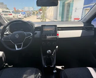 튀니스에서, 튀니지에서 대여하는 Renault Clio 5의 전면 뷰 ✓ 차량 번호#15915. ✓ 매뉴얼 변속기 ✓ 0 리뷰.