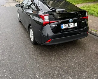 Toyota Prius bérlése. Gazdaságos, Kényelmes típusú autó bérlése Grúziában ✓ Letét nélkül ✓ Biztosítási opciók: TPL, CDW, Nincs befizetés.