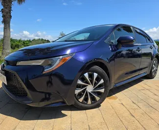 Vue de face d'une location Toyota Corolla Sedan à Batumi, Géorgie ✓ Voiture #15939. ✓ Automatique TM ✓ 1 avis.