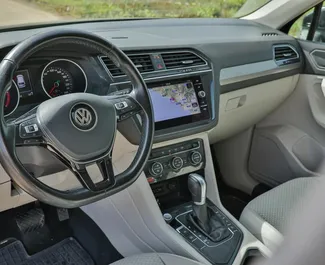 Volkswagen Tiguan salono nuoma Juodkalnijoje. Puikus 7 sėdimų vietų automobilis su Automatinis pavarų dėže.