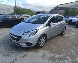 カラマタにて、ギリシャにてでのOpel Corsa #1500 マニュアルカーレンタル、1.3Lエンジン搭載 ➤ シモスから。