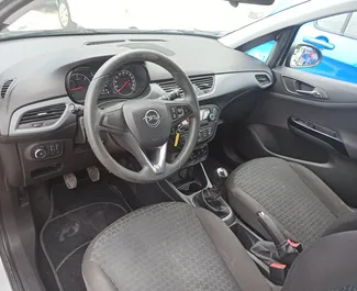 カラマタにてでのレンタル用Opel Corsa 2017のディーゼル 1.3Lエンジン。