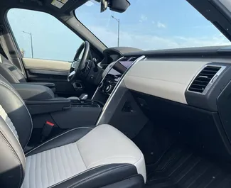 Land Rover Discovery kiralama için Gürcistan'da iç mekanı. Harika bir 7 koltuklu araba, Otomatik şanzıman ile.