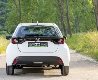 Toyota Yaris – автомобиль категории Эконом, Комфорт напрокат в Черногории ✓ Депозит 200 EUR ✓ Страхование: ОСАГО.