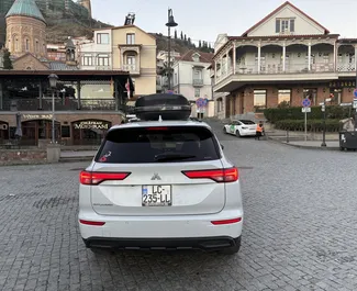 Mitsubishi Outlander 2022 для аренды в Тбилиси. Лимит пробега не ограничен.