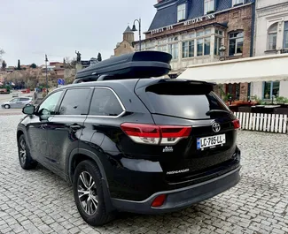 Toyota Highlander 2017 для аренды в Тбилиси. Лимит пробега не ограничен.