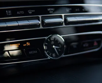 داخلية Mercedes-Benz G500 للإيجار في في الجبل الأسود. سيارة رائعة بـ 5 مقاعد وناقل حركة أوتوماتيكي.