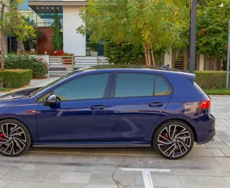 Volkswagen Golf 8 noma. Ekonomiskā, Komforta, Premium automašīna nomai AAE ✓ Bez depozīta ✓ Apdrošināšanas iespējas: TPL, SCDW, FDW, Pasažieri, Krāpšana, Nav depozīta.