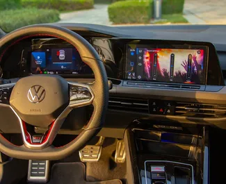 Volkswagen Golf 8 2025 pieejams noma Dubaijā, ar 250 km/dienā kilometru limitu.