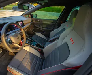 Volkswagen Golf 8 interjers nomai AAE. Lieliska 5 sēdvietu mašīna ar Automātiskais pārnesumu kārbu.