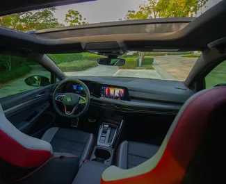 Volkswagen Golf 8 2025 ar Aizmugures piedziņa sistēmu, pieejams Dubaijā.