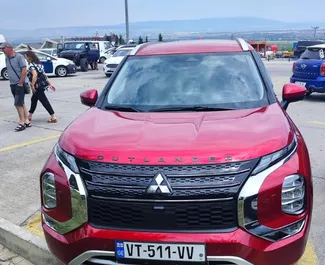 트빌리시에서, 조지아에서 대여하는 Mitsubishi Outlander Xl의 전면 뷰 ✓ 차량 번호#16091. ✓ 자동 변속기 ✓ 0 리뷰.