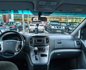 Hyundai H1 대여. 조지아에서에서 대여 가능한 편안함, 미니밴 차량 ✓ 900 GEL의 보증금 ✓ TPL, CDW, 승객, 도난, 보증금 없음 보험 옵션.
