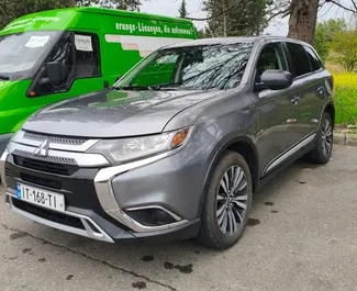 트빌리시에서, 조지아에서 대여하는 Mitsubishi Outlander Xl의 전면 뷰 ✓ 차량 번호#16090. ✓ 자동 변속기 ✓ 0 리뷰.