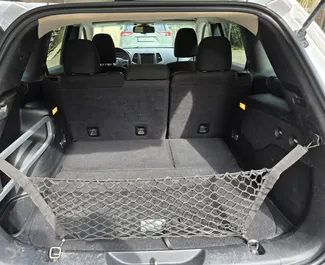 Jeep Cherokee 2016 con sistema de Tracción en las cuatro ruedas, disponible en el aeropuerto de Tiflis.