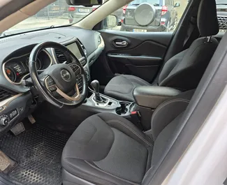 Interior de Jeep Cherokee para alquilar en Georgia. Un gran coche de 4 plazas con transmisión Automático.