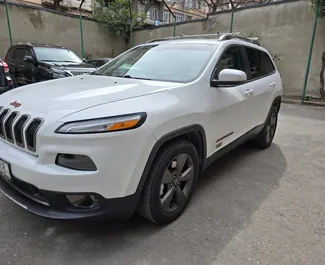 Vista frontal de un Jeep Cherokee de alquiler en el aeropuerto de Tiflis, Georgia ✓ Coche n.º 15923. ✓ Automático TM ✓ 0 opiniones.