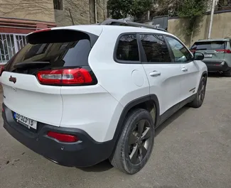 Jeep Cherokee 2016 disponible para alquilar en el aeropuerto de Tiflis, con límite de millaje de ilimitado.