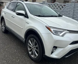 Toyota Rav4 2018 disponible para alquilar en Kutaisi, con límite de millaje de 200 km/día.
