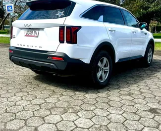 Kia Sorento 2023 для аренды в Батуми. Лимит пробега не ограничен.