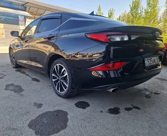 JAC J7 2025 için kiralık Benzin 1,6L motor, Almatı'da.