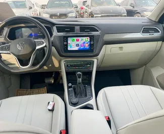 Volkswagen Tiguan 2023 automašīnas noma Gruzijā, iezīmes ✓ Benzīns degviela un 186 zirgspēki ➤ Sākot no 155 GEL dienā.