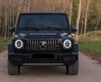 Vista frontal de un Mercedes-Benz G500 de alquiler en Becici, Montenegro ✓ Coche n.º 12175. ✓ Automático TM ✓ 0 opiniones.