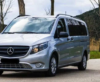 Vista frontal de un Mercedes-Benz Vito Tourer Pro de alquiler en Becici, Montenegro ✓ Coche n.º 12178. ✓ Automático TM ✓ 0 opiniones.