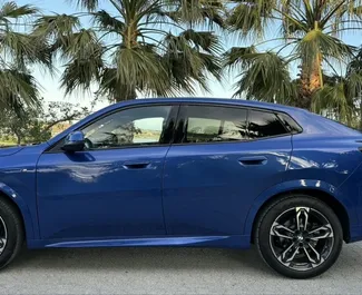 BMW X2 2025 autóbérlés Spanyolországban, jellemzők ✓ Benzin üzemanyag és 300 lóerő ➤ Napi 180 EUR-tól kezdődően.