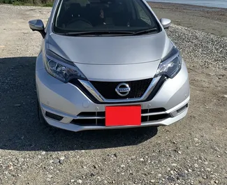 Interiér Nissan Note k pronájmu na Kypru. Skvělé auto s 5 sedadly a převodovkou Automatické.