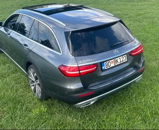Mercedes-Benz E-Class 2018 auto rentimine Montenegros, sisaldab ✓ Diisel kütust ja 193 hobujõudu ➤ Alates 42 EUR päevas.