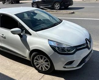 Přední pohled na pronájem Renault Clio 4 na letišti Podgorica, Černá Hora ✓ Auto č. 16478. ✓ Převodovka Manuální TM ✓ Recenze 0.
