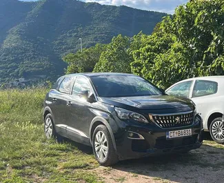 Vista frontal de un Peugeot 3008 de alquiler en el aeropuerto de Podgorica, Montenegro ✓ Coche n.º 16473. ✓ Automático TM ✓ 0 opiniones.