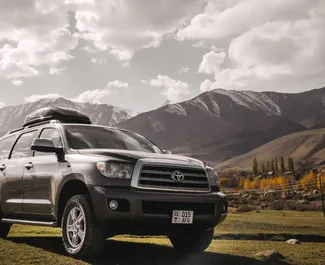 Predný pohľad na prenajaté auto Toyota Sequoia Ii v v Biškeku, Kirgizsko ✓ Auto č. 16271. ✓ Prevodovka Automatické TM ✓ Hodnotenia 0.