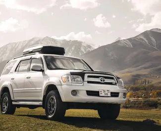 Prenájom auta Toyota Sequoia I 2003 v v Kirgizsku, s vlastnosťami ✓ palivo Benzín a výkon  koní ➤ Od 140 USD za deň.