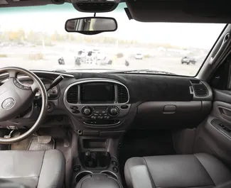 Predný pohľad na prenajaté auto Toyota Sequoia I v v Biškeku, Kirgizsko ✓ Auto č. 16270. ✓ Prevodovka Automatické TM ✓ Hodnotenia 0.