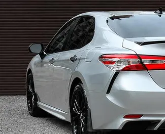 Vista frontal de un Toyota Camry de alquiler en Ereván, Armenia ✓ Coche n.º 1165. ✓ Automático TM ✓ 0 opiniones.