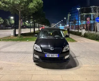 Vista frontal de un Skoda Fabia de alquiler en Tirana, Albania ✓ Coche n.º 16443. ✓ Manual TM ✓ 0 opiniones.