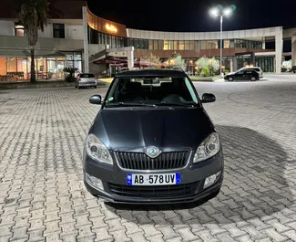 Kiralık bir Skoda Fabia Tiran'da, Arnavutluk ön görünümü ✓ Araç #16444. ✓ Manuel TM ✓ 0 yorumlar.