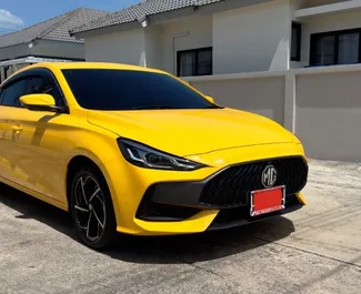 Vista frontal de un MG 5/GT de alquiler en el aeropuerto de Phuket, Tailandia ✓ Coche n.º 16293. ✓ Automático TM ✓ 0 opiniones.